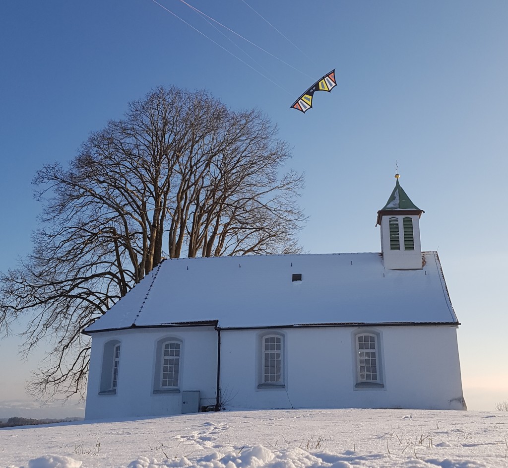 Meine Drachenwiese mit  Kapelle im Winter