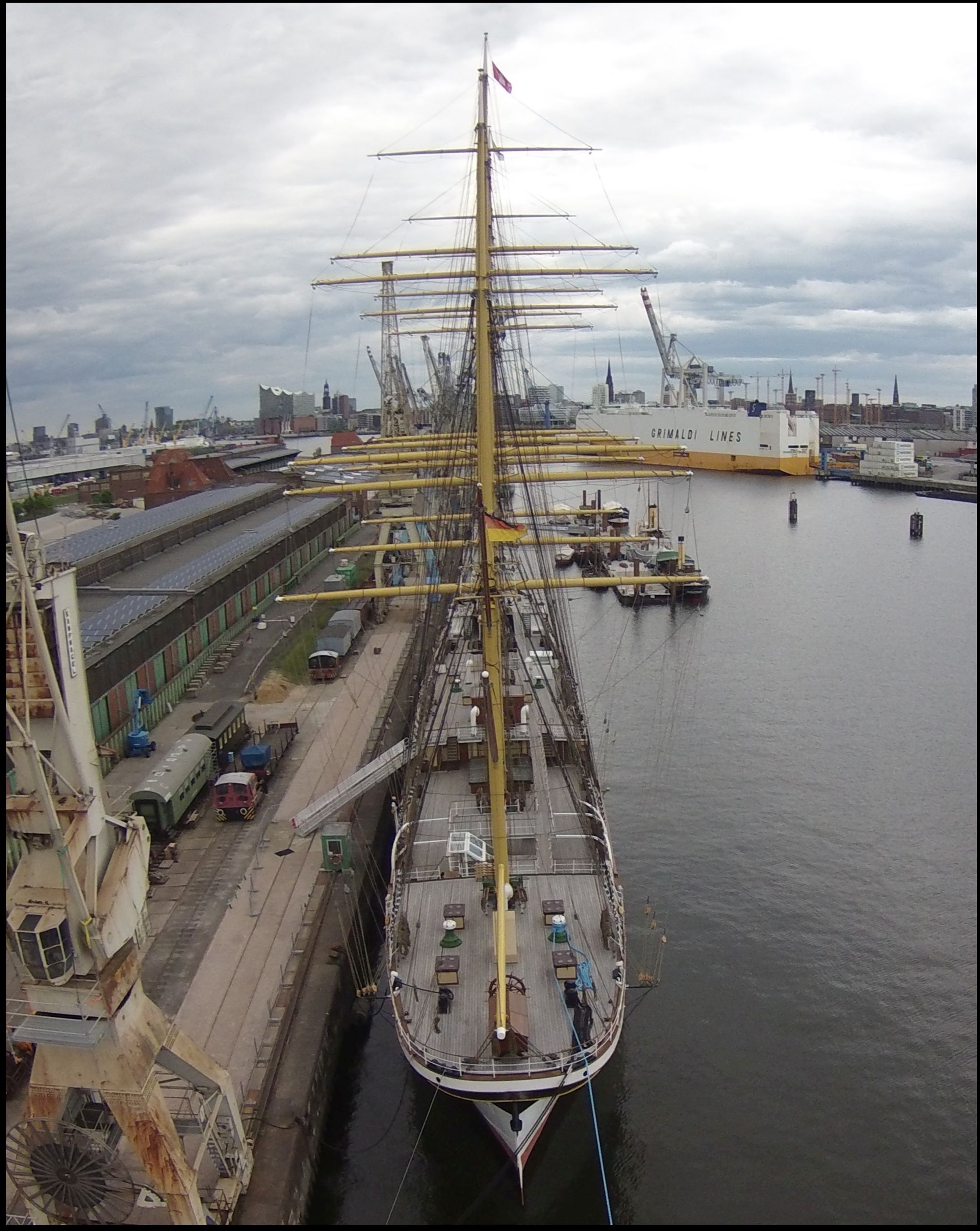 Die PEKING im Hamburger Hafen