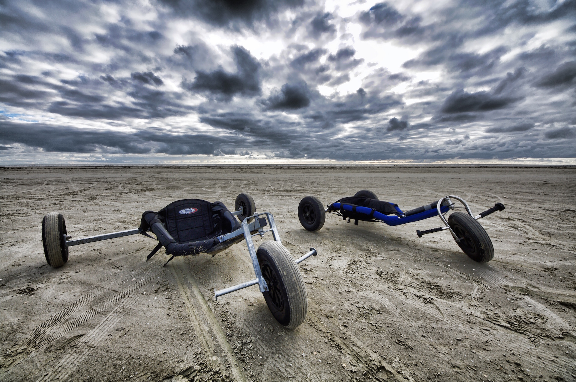 Wild und gefährlich! Zebrabuggy links, Lynn Comp.XR vom Kumpel rechts.