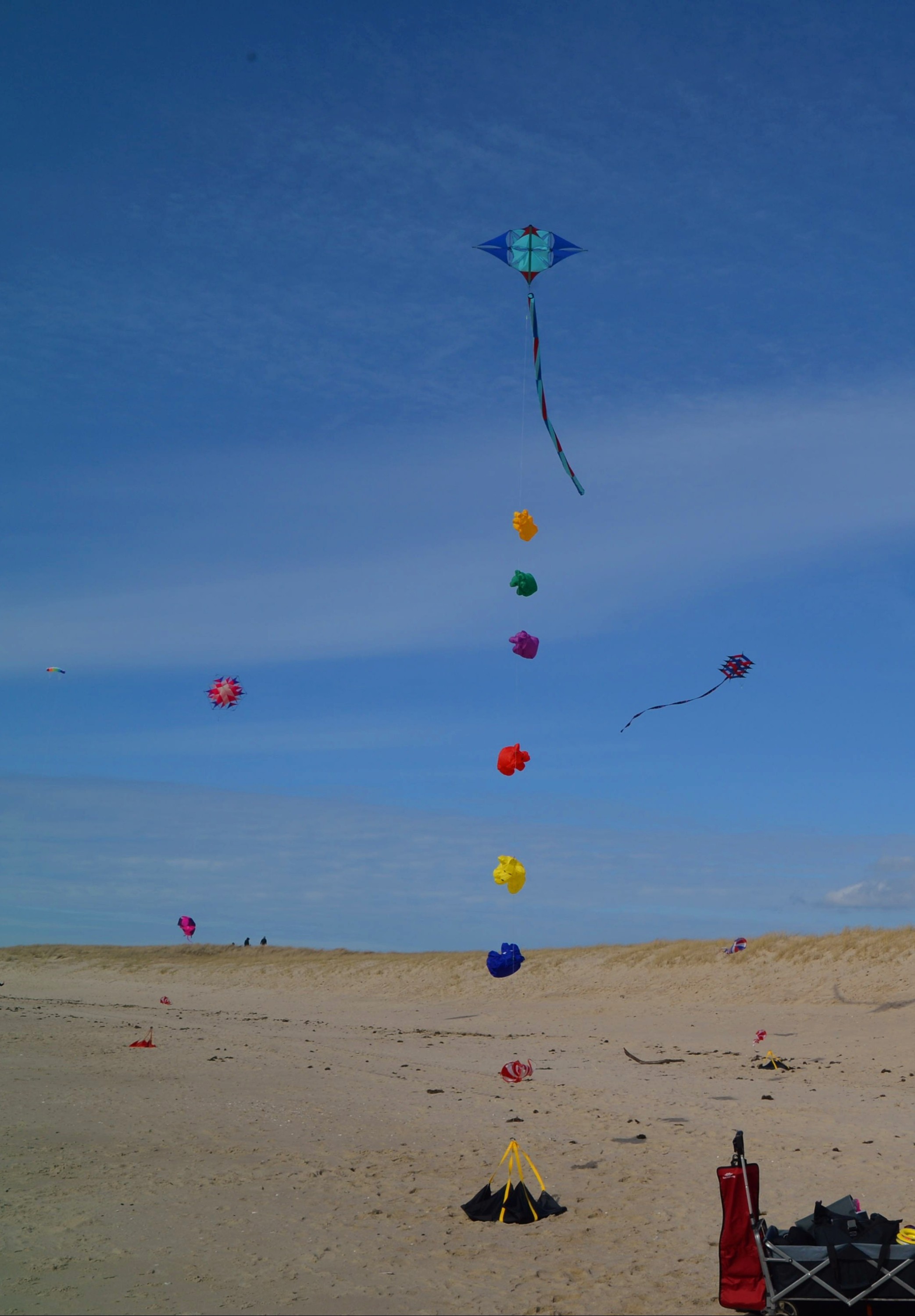 Ein paar sehr verschiedene Kastendrachen und Gummibärchen am Strand