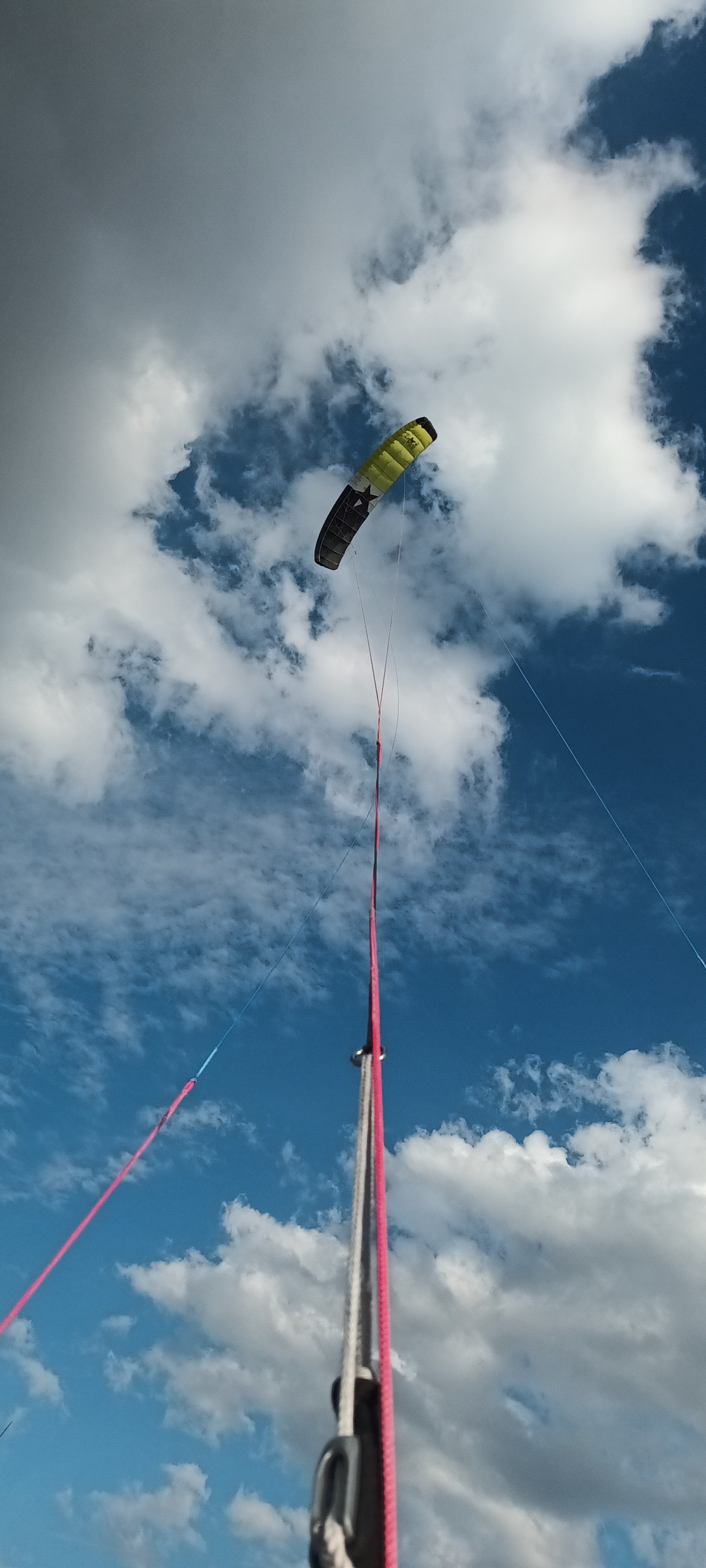 mensch fliegt Racestar+ 3.0 am Strand