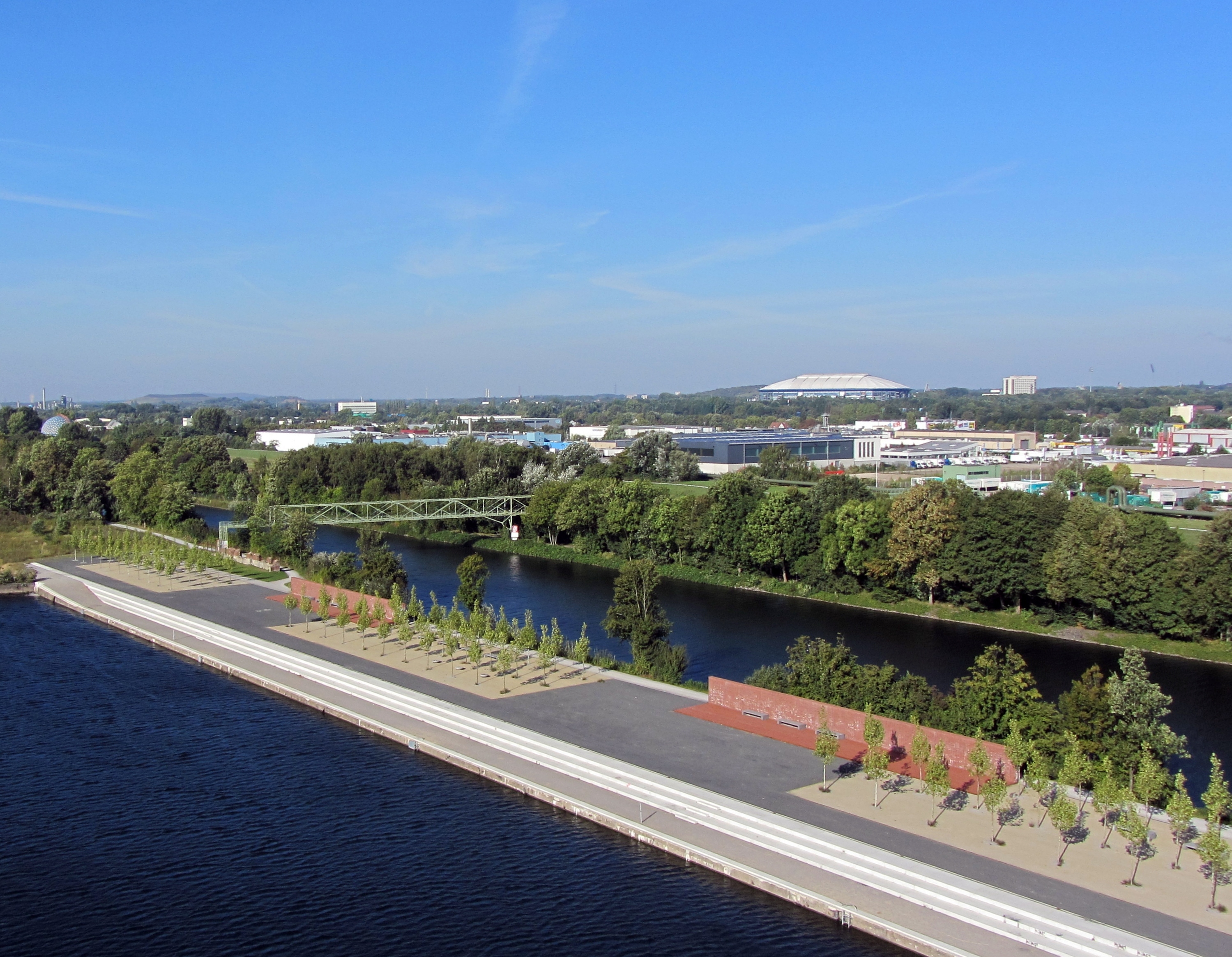 Neubaugebiet am Kanal mit Blick auf Schalke (Veltins-Arerna)