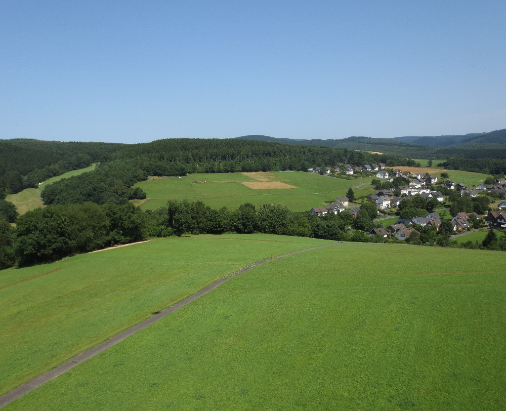 Siegerländer Ortschaft vor dem Rothaarkamm