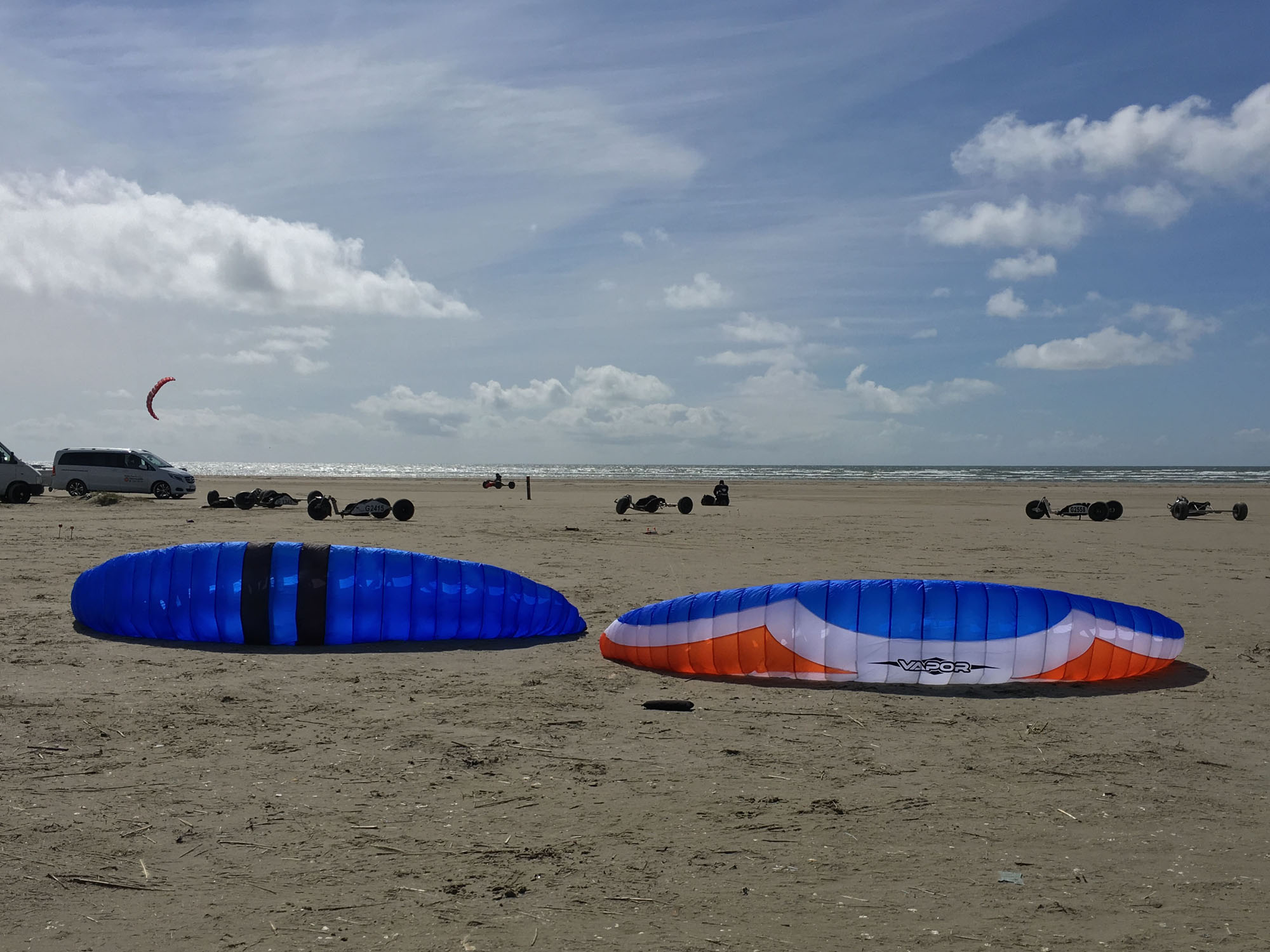 Cooper Motor 3.8 und PL Vapor 3.8 am Strand von Fanö - oben