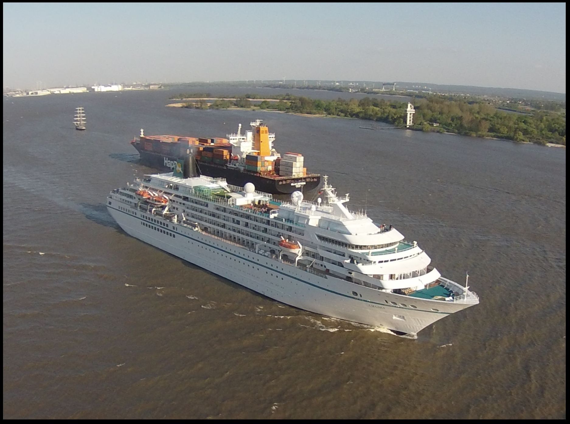 Kreuzfahrtschiff begegnet Kontänerschiff