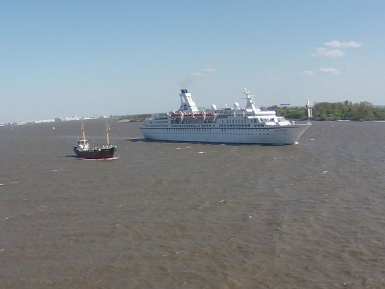 Kreuzfahrtschiff und Küstenmotorschiff auf der Elbe