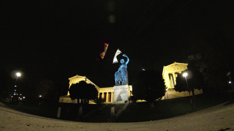 Kite Fly High mit Revolution B Pro und Polo Rev auf der Theresienwiese in München / Bavaria Statue - Mit riesen "Revolution-Kite"-Schatten auf dem Sockel der Bavaria :-)