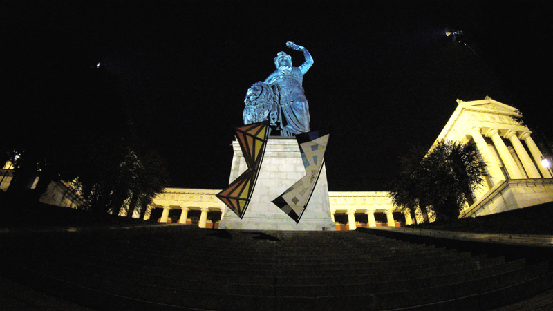 Kite Fly High mit Revolution B Pro und Polo Rev auf der Theresienwiese in München / Bavaria Statue - Mit riesen "Revolution-Kite"-Schatten auf dem Sockel der Bavaria :-)