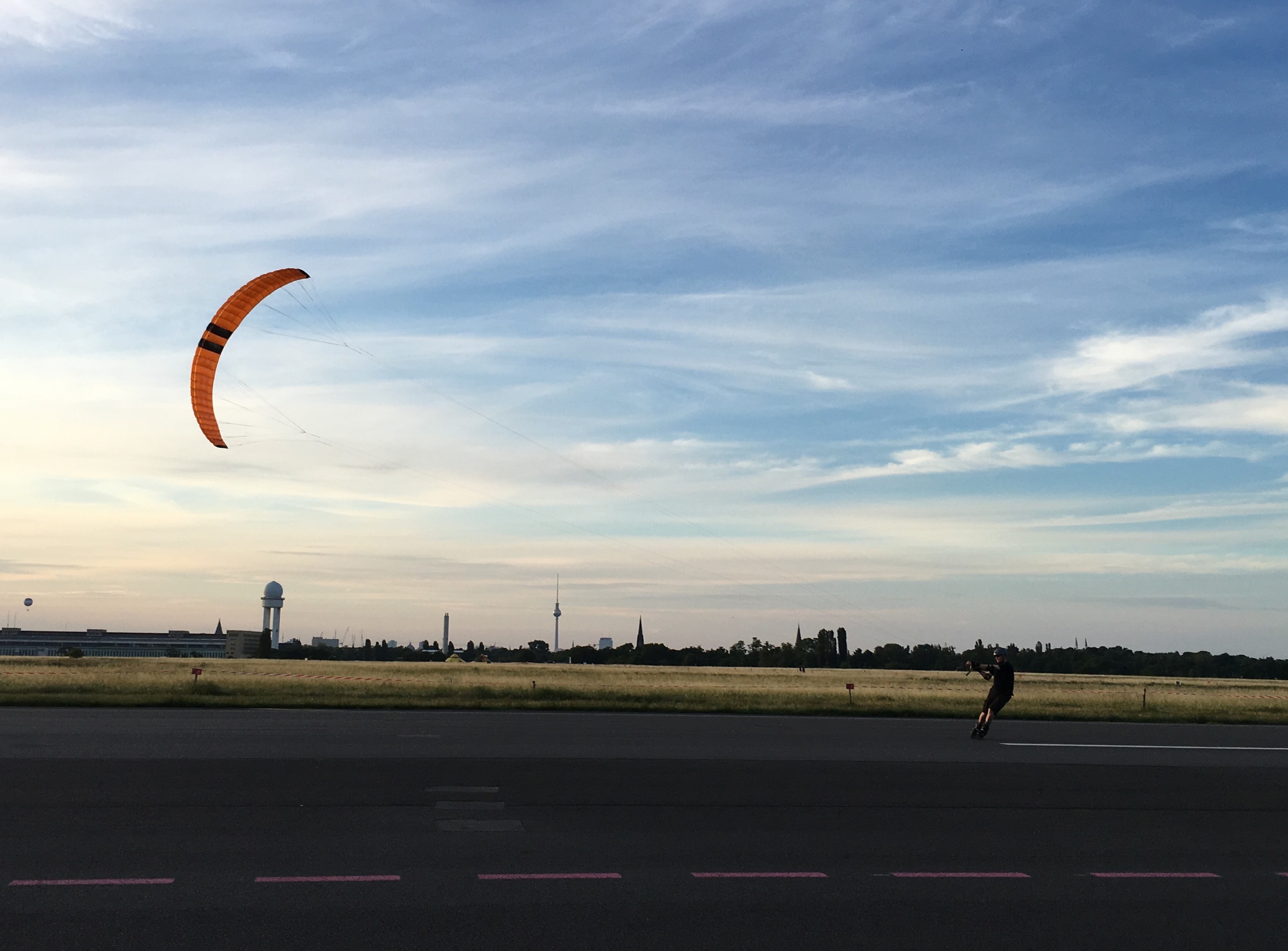 Cooper Motor 4.5 als Lowwind-Streetkite auf Inlinern