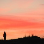 Viele Leute geniessen den Sonnenuntergang.