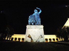 Kite Fly High mit Revolution B Pro und Polo Rev auf der Theresienwiese in München / Bavaria Statue - Mit riesen "Revolution-Kite"-Schatten auf dem Sockel der Bavaria :-)